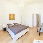 Pelicanstay In Buda Historical District