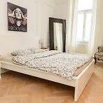 Pelicanstay In Buda Historical District